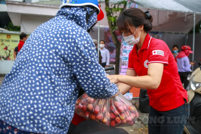 Bác sỹ Nguyễn Văn Hòa – Viện trưởng Viện công nghệ Nha khoa Thẩm mỹ SHINBI cho hay: “Là một người con sinh ra tại tỉnh Bắc Giang, hơn ai hết tôi hiểu những vất vả của người dân trồng vải thiều. Những ngày này, lượng thương lái cũng như người buôn vải đến huyện Lục Ngạn rất ít, lượng vải tồn đọng còn khá nhiều. Với tinh thần là người con quê hương Bắc Giang chúng tôi đã kết nối để mang vải thiều về Hà Nội hỗ trợ tiêu thụ bà con nông dân”.