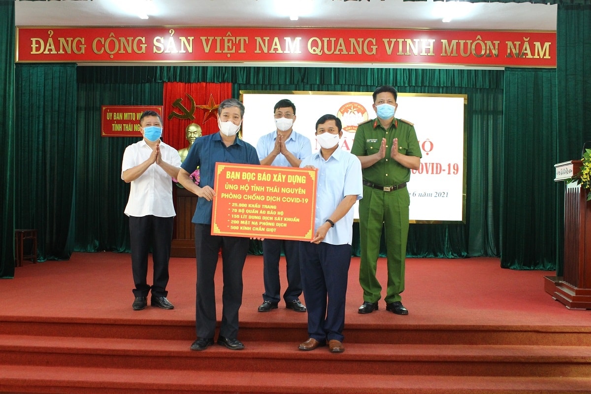 Ông Nguyễn Anh Dũng - Tổng biên tập Báo Xây dựng trao quà tặng phòng chống dịch Covid-19 cho đại diện Ủy ban Mặt trận Tổ quốc Việt Nam tỉnh Thái Nguyên.