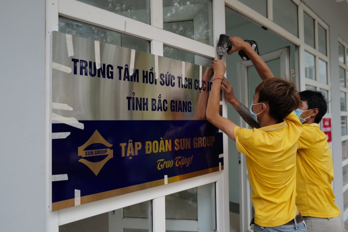 Công tác chuẩn bị đưa vào hoạt động ICU điều trị Covid-19 tại Bắc Giang do Sun Group tài trợ.