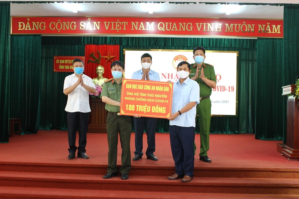 Đại diện bạn đọc Báo Công an nhân dân tặng 100 triệu đồng.