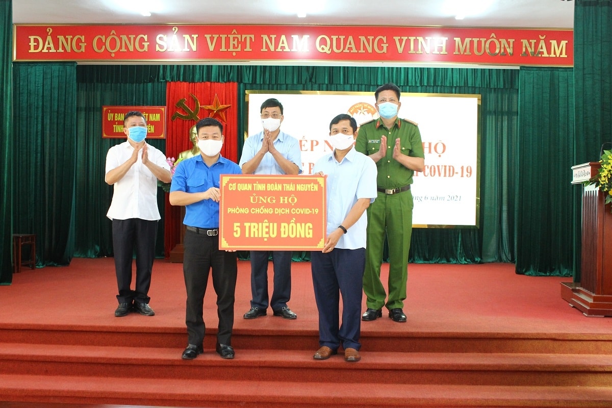 Đại diện cơ quan Tỉnh đoàn Thái Nguyên ủng hộ 5 triệu đồng.