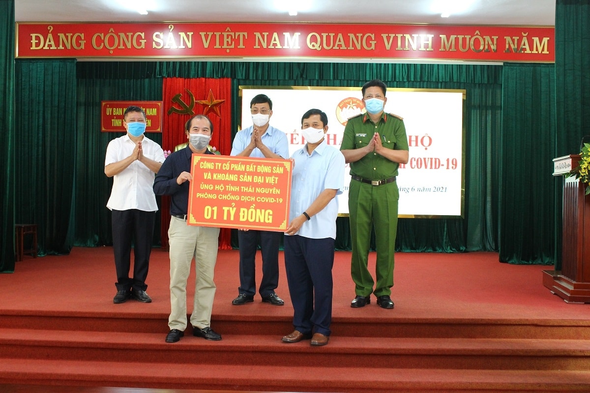 Đại diện Công ty cổ phần Bất động sản và khoáng sản Đại Việt ủng hộ 1 tỷ đồng.