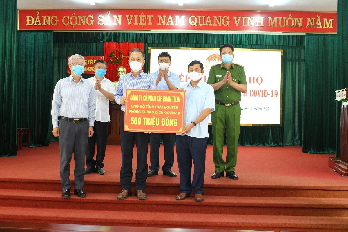 Đại diện Công ty cổ phần tập đoàn TeLin ủng hộ 500 triệu đồng.
