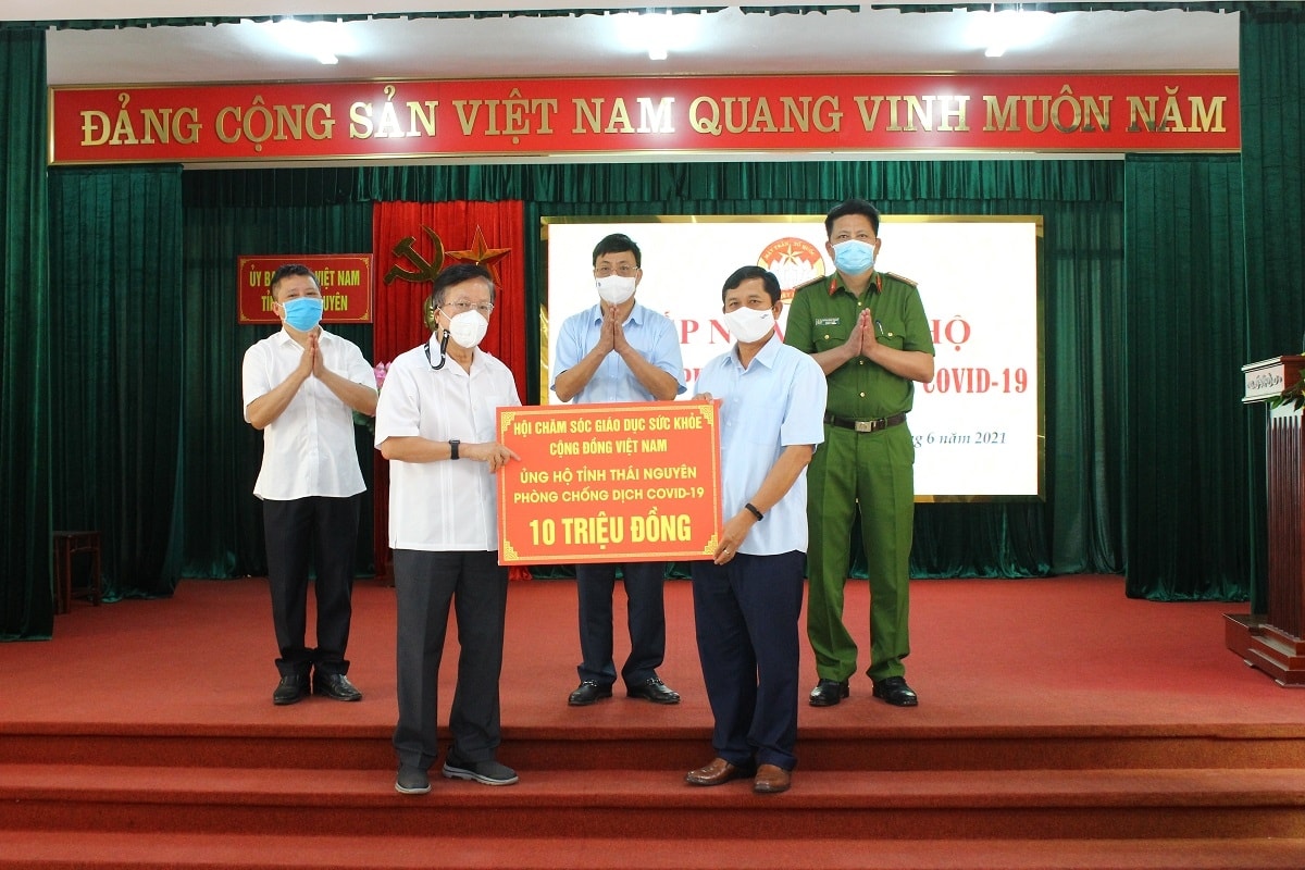 Đại diện Hội chăm sóc sức khỏe cộng đồng Việt Nam tặng 10 triệu đồng.