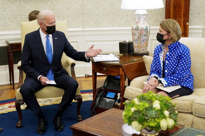 Tổng thống Joe Biden trao đổi Thượng nghị sĩ Shelley Capito trong cuộc họp cơ sở hạ tầng với các Thượng nghị sĩ Đảng Cộng hòa tại Nhà Trắng ở Washington, Hoa Kỳ, ngày 13 tháng 5 năm 2021 - Ảnh: REUTERS