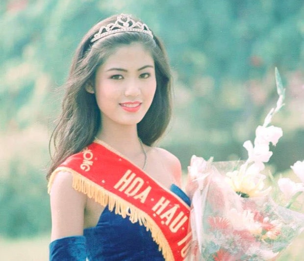 Bức hình Hoa hậu Thu Thủy đội vương miện, cầm bó hoa lay ơn là một trong những tấm ảnh lịch phổ biến được treo trên tường nhiều gia đình những năm 1990.