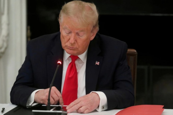 Ông Trump sử dụng mạng xã hội tại Nhà Trắng ở Washington, Hoa Kỳ, ngày 18 tháng 6 năm 2020 - Ảnh: Reuters
