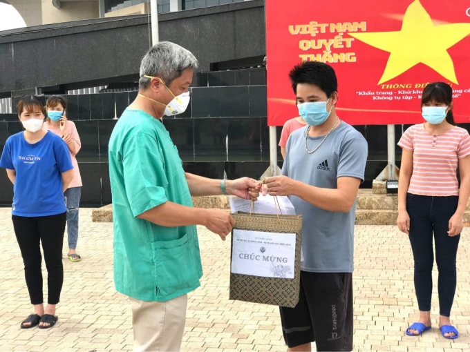 Thứ trưởng Nguyễn Trường Sơn trao quà cho bệnh nhân COVID-19 khỏi bệnh (ảnh TL).