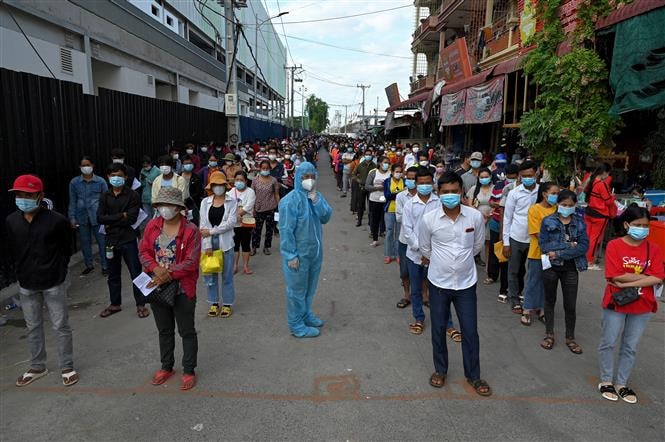 Người dân chờ tiêm vaccine ngừa COVID-19 tại Phnom Penh, Campuchia, ngày 31/5/2021. Ảnh: AFP