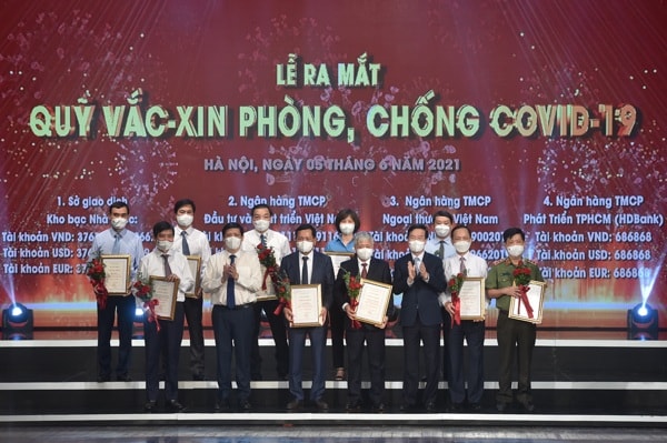 Thường trực Ban Bí thư Võ Văn Thưởng, Bộ trưởng Bộ Y tế Nguyễn Thanh Long và đại diện bộ ngành, doanh nghiệp đóng góp cho Quỹ vaccine phòng chống COVID-19 chụp ảnh lưu niệm. Ảnh: VGP