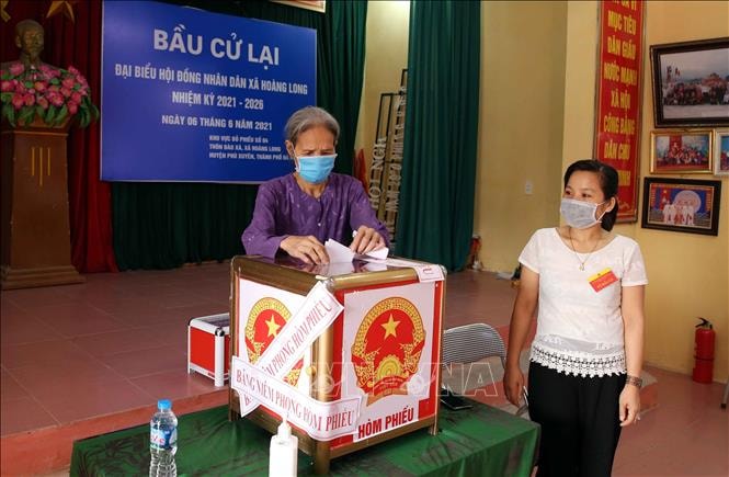 Cử tri bỏ phiếu bầu cử lại Đại biểu HĐND xã Hoàng Long nhiệm kỳ 2021-2026 tại tổ bầu cử số 04, thôn Đào Xá, xã Hoàng Long, huyện Phú Xuyên, Hà Nội. Ảnh: Phạm Kiên/TTXVN