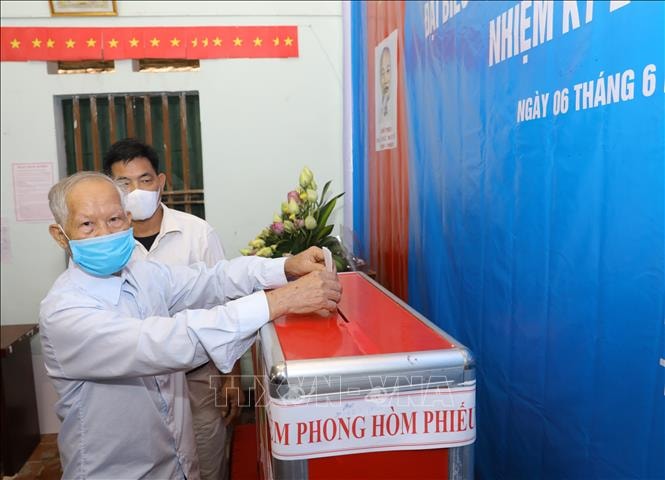 Cử tri xã Tráng Việt, huyện Mê Linh, thành phố Hà Nội bỏ phiếu bầu cử lại Hội đồng nhân dân cấp xã. Ảnh: Nguyễn Điệp/TTXVN