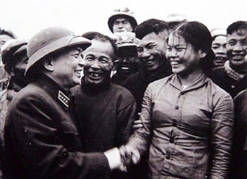 Đại tướng Võ Nguyên Giáp gặp gỡ, động viên anh chị em công nhân đội vận tải Sông Gianh (Quảng Bình). Ảnh TL