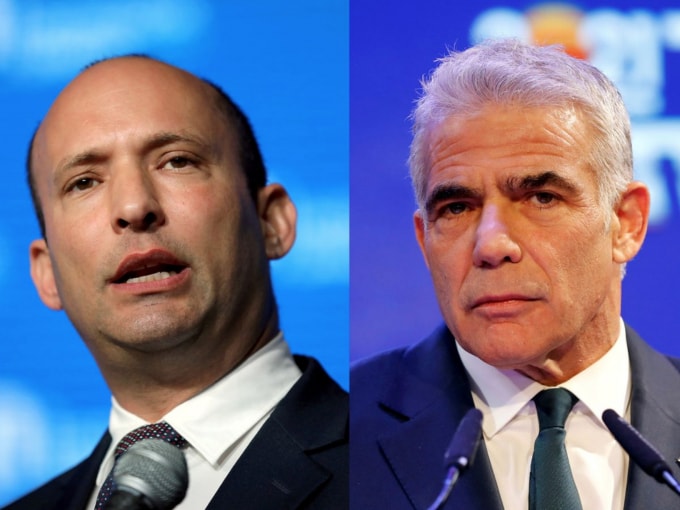 Bộ trưởng Giáo dục Israel Naftali Bennett (trái) phát biểu tại Jerusalem ngày 14 tháng 5 năm 2018 và lãnh đạo đảng Yesh Atid Yair Lapid có bài phát biểu tại Tel Aviv, Israel ngày 24 tháng 3 năm 2021 - Ảnh: REUTERS