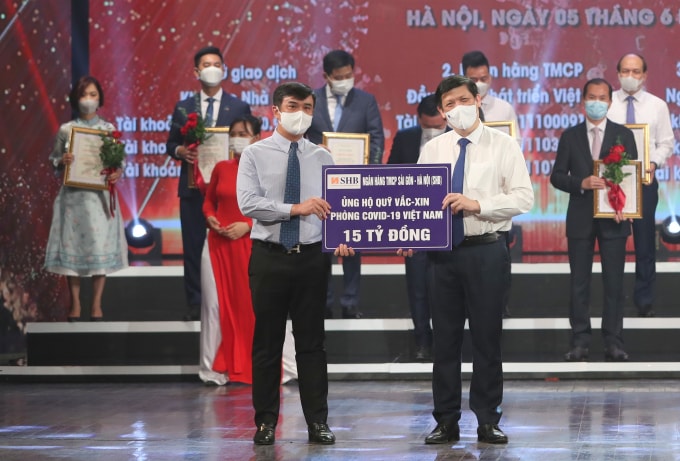 Đại diện ngân hàng SHB trao tặng Quỹ Vaccine phòng COVID-19 15 tỷ đồng