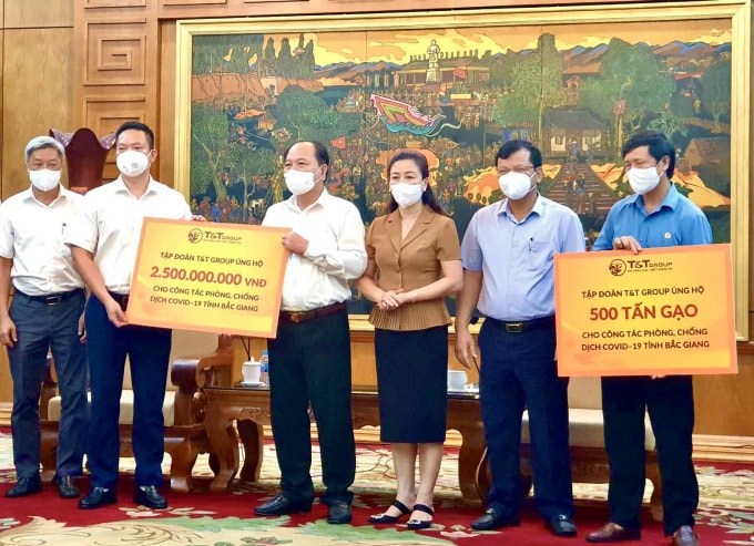 Đại diện Tập đoàn T&T Group trao tặng tỉnh Bắc Giang 2,5 tỷ đồng và 500 tấn gạo.