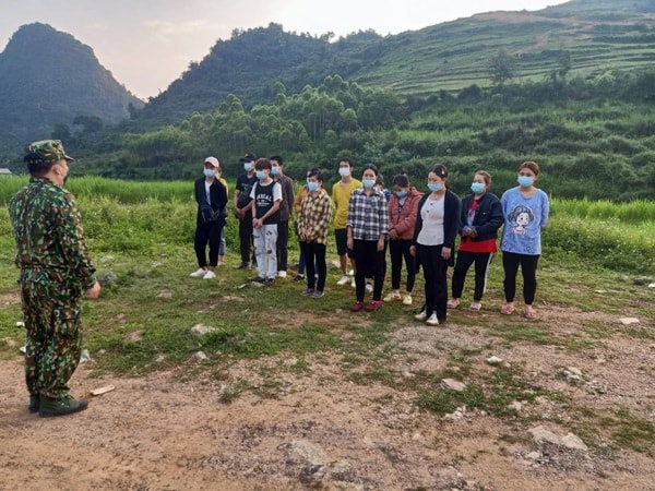 Đồn Biên phòng cửa khẩu Trà Lĩnh đã kiểm tra y tế, lập biên bản xử phạt vi phạm hành chính 14 đối tượng nhập cảnh trái phép