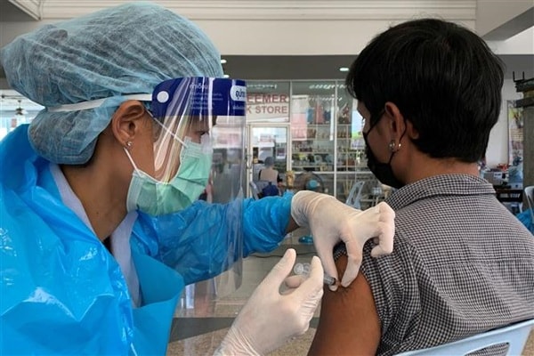 Tiêm vaccine ngừa COVID-19 cho người dân tại Bangkok, Thái Lan, ngày 30/5/2021. Ảnh: AFP