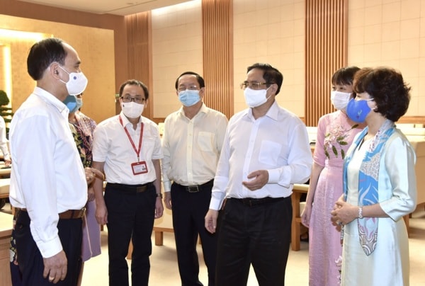 Thủ tướng Phạm Minh Chính trao đổi với đại diện các đơn vị nghiên cứu, sản xuất vaccine phòng COVID-19 trong nước