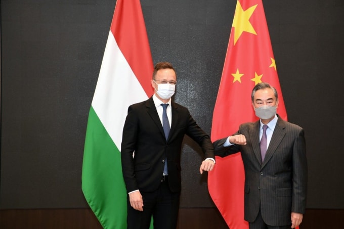 Bộ trưởng Ngoại giao Trung Quốc Vương Nghị và người đồng cấp Hungary Peter Szijjarto. Ảnh: Xinhua