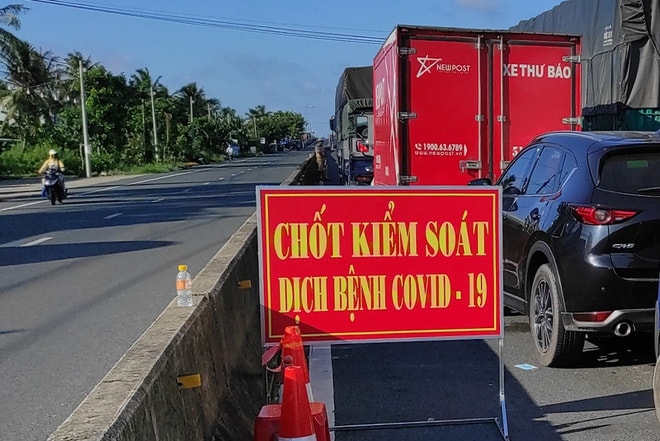 Mọi tài xế và phụ xe nếu không có giấy chứng nhận kết quả âm tính với SARS-CoV-2 sẽ được lực lượng chức năng làm nhiệm vụ lấy mẫu xét nghiệm tại chốt kiểm soát Covid-19. Ảnh:TL