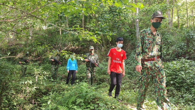 Đồn biên phòng Si Ma Cai (tỉnh Lào Cai) phát hiện, bắt giữ đối tượng Vàng Seo Vư và Vàng Thị Mỷ vượt biên trái phép (Ảnh bộ đội biên phòng Lào Cai).