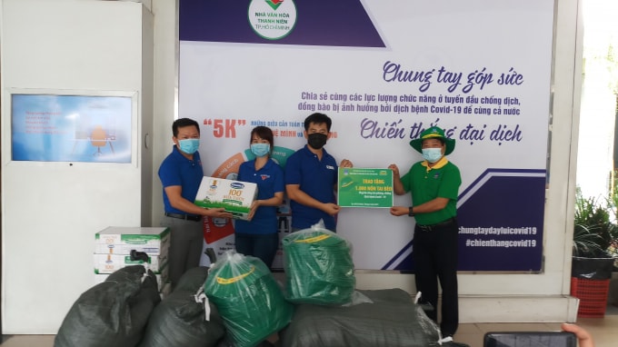 Ông Tống Xuân Phong, Chủ tịch Công đoàn và anh Phạm Chí Trung, Ủy viên BTV Đoàn TN PVFCCo đại diện Tổng công ty trao quà ủng hộ các lực lượng chống dịch.