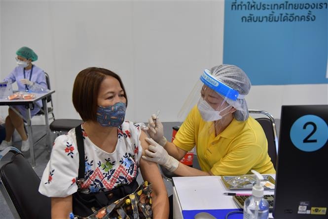 Tiêm vaccine ngừa COVID-19 tại một trung tâm tiêm chủng ở thủ đô Bangkok sáng 7/6. Ảnh: TTXVN