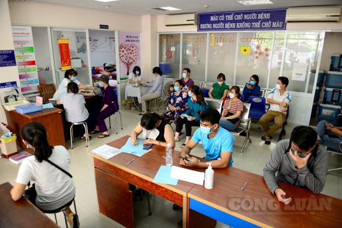 Trung tâm Hiến máu nhân đạo TP. HCM tiếp nhận hàng trăm người đến đăng kí hiến máu