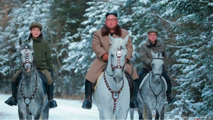 Những khoảnh khắc được dàn dựng về việc ông Kim Jong-un cưỡi ngựa lên núi Paektu để làm người dân phân tâm khỏi các vấn đề nghiêm trọng ở Triều Tiên.