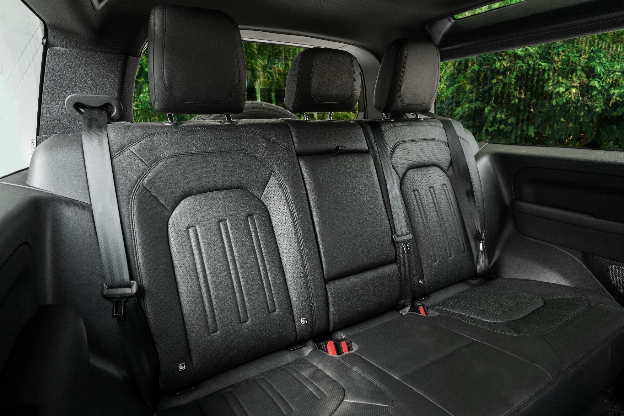 Các ghế ngồi có thể tùy chỉnh gập xuống để tối đa hóa không gian chứa đồ. Ảnh: Land Rover