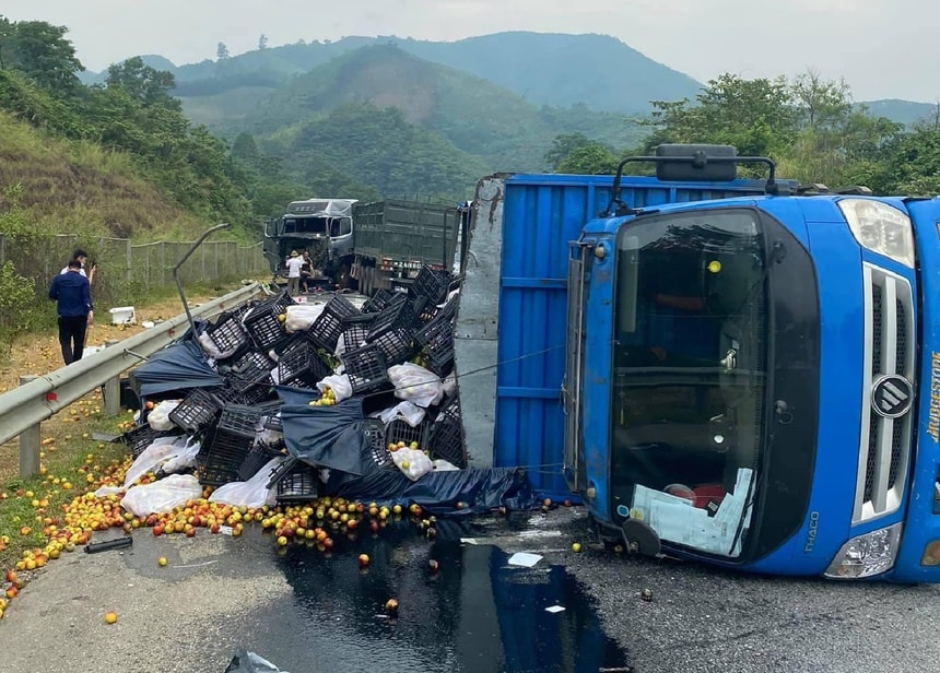 Vụ tai nạn liên hoàn dẫn đến tắc nghẽn giao thông nghiêm trọng. Ảnh: Zingnews.vn