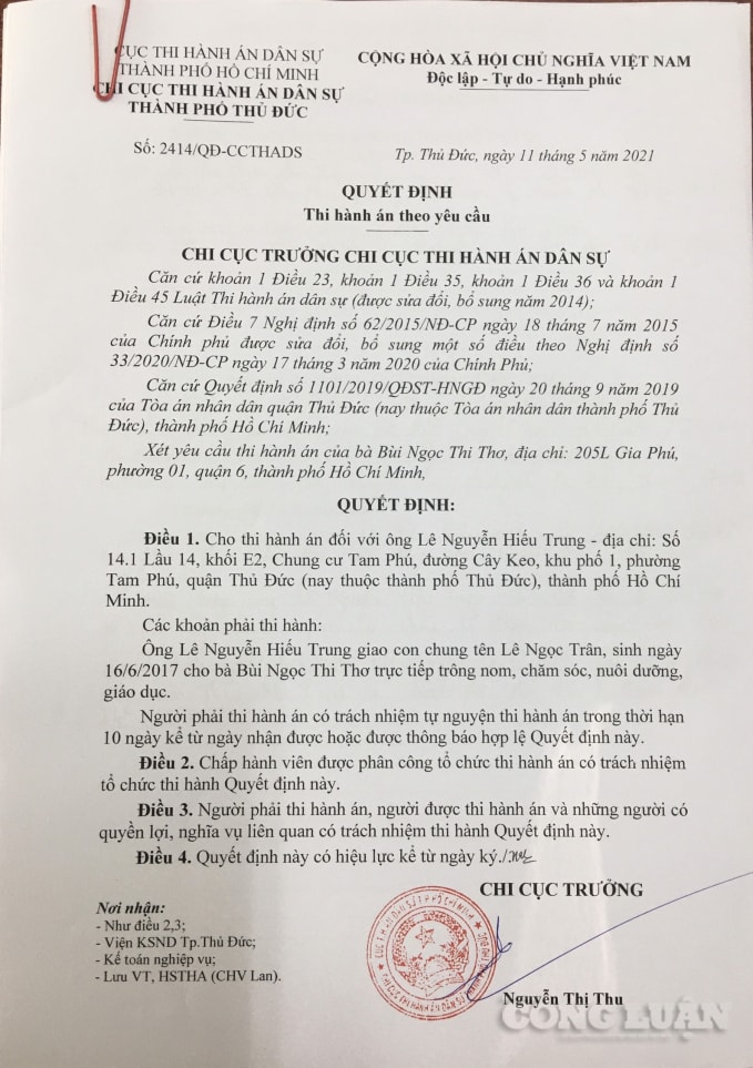Ngày 11/5/2021, Chi cục thi hành án dân sự TP. Thủ Đức cũng đã có QĐ Thi hành án theo yêu cầu của bà Bùi Ngọc Thi Thơ, yêu cầu ông Lê Hiếu Trung giao con gái, nhưng đến nay ông Trung vẫn không chấp hành.