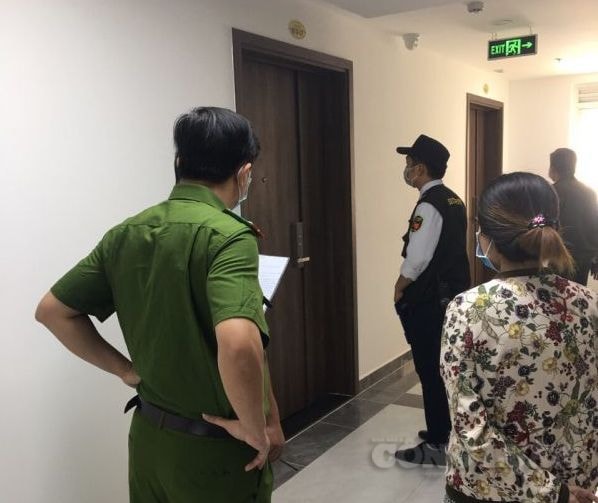 Công an Q. 6 phối hợp công an phường 26 (Quận Bình Thạnh) tới chung cư Richmond city, vận động Trung giao trả bé Tr. cho bà Thơ nhưng bất thành.