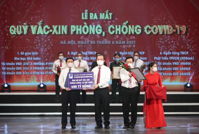 Chủ tịch HĐTV VNPT Phạm Đức Long đại diện Tập đoàn VNPT ủng hộ 400 tỷ đồng cho quỹ Vaccine phòng, chống dịch Covid 19