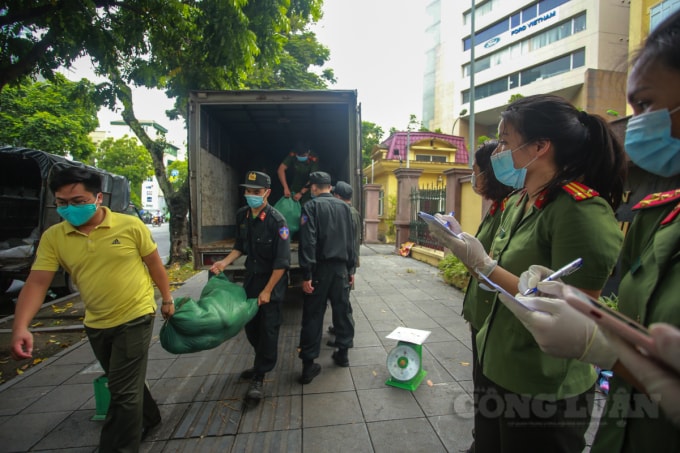 “Trong thời gian tới, ngoài công tác bảo đảm an ninh trật tự Thủ đô, chúng tôi sẽ cố gắng san sẻ khó khăn cùng chiến sĩ, y bác sĩ và đặc biệt là bà con nông dân trong quá trình tiêu thụ nông sản”, Thượng tá Vũ Thị Kim Yến cho biết thêm.