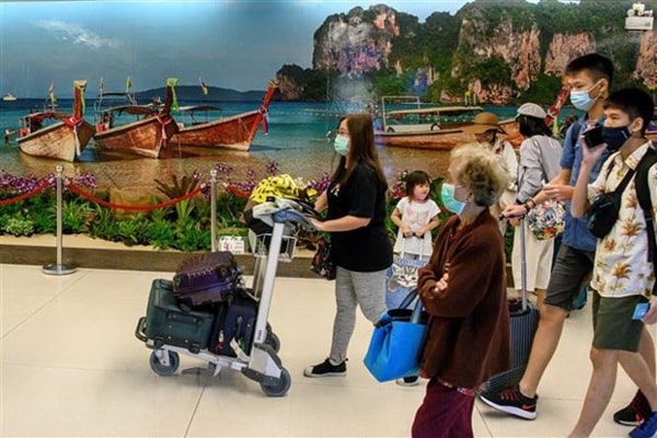 Khách du lịch tại sân bay quốc tế Phuket, Thái Lan năm 2020. Ảnh: AFP