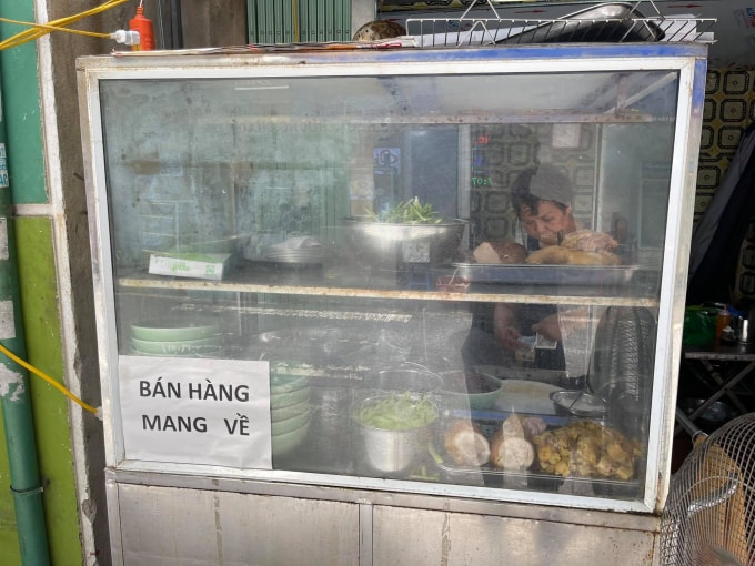 Dịch vụ ăn uống gặp khó trong đợt bùng phát đại dịch lần thứ 4. (Ảnh: Việt Vũ)