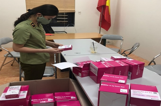 Hộp dụng cụ xét nghiệm COVID-19 Q Standard COVID-19 Ag Home Test chưa xuất trình được hóa đơn, chứng từ bị lực lượng chức năng tạm giữ.