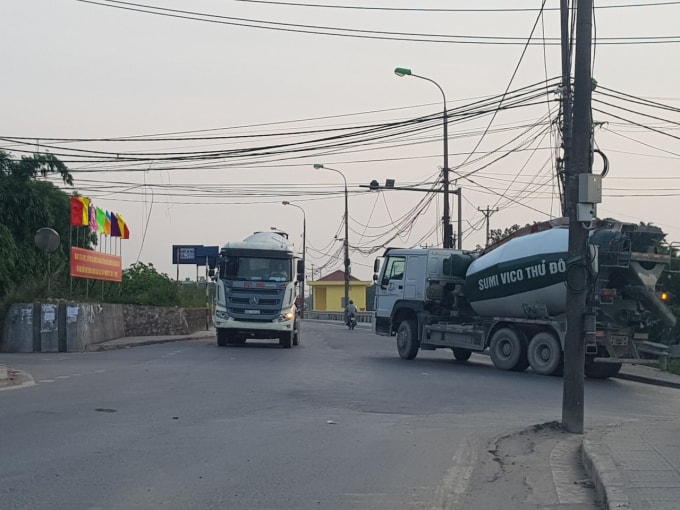 Xe bê tông tươi thi nhau cày xới tuyến đường Nguyễn Khoái và các đường lân cận trong giờ cấm