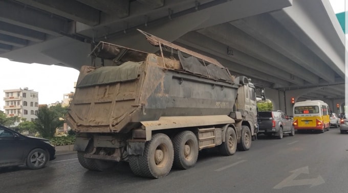 Tuyến đường Phạm Văn Đồng cũng thường xuyên xảy ra tình trạng xe quá khổ, quá tải hoạt động trong giờ cấm