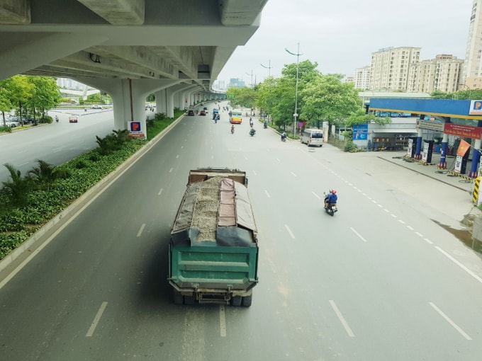 Nhiều xe chở cát sỏi có ngọn, che chắn không kỹ khiến vật liệu rơi vãi đầy đường
