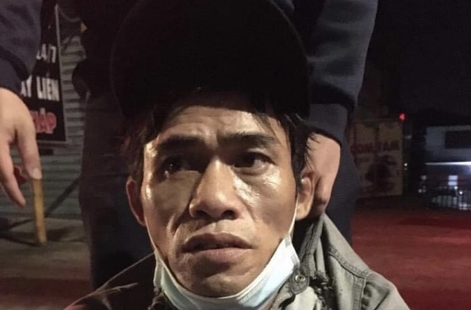 Đối tượng bị Đội xung kích Phòng chống tội phạm hỗ trợ giao thông TP. Biên Hoà khống chế đưa về trụ sở Công an phường Long Bình để khai thác bước đầu.