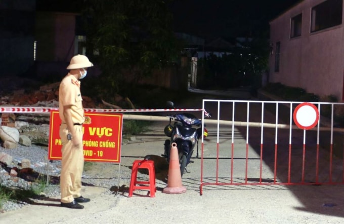 Lực lượng chức năng phong tỏa khu vực sinh sống của ca bệnh này ở xã Tân Lâm Hương, huyện Thạch Hà để kiểm soát dịch Covid-19