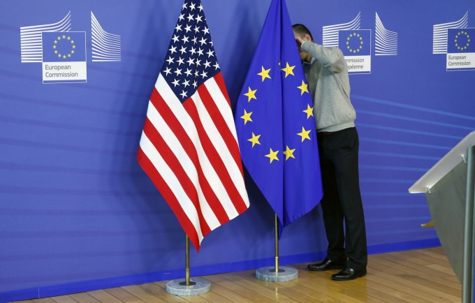 Một nhân viên đang làm nhiệm vụ chuẩn bị cho Hội nghị thượng đỉnh EU - Mỹ, dự kiến diễn ra vào ngày 14/6 - Ảnh: Reuters