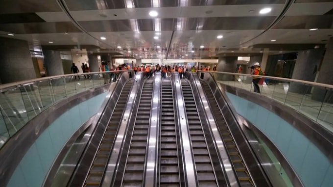 Thang cuốn kết nối các tầng trong Nhà ga Grand Central như một phần của Lối vào Phía Đông, một đường hầm xe lửa sẽ kết nối các bãi đường sắt ở Queens với Grand Central ở New York. © AP