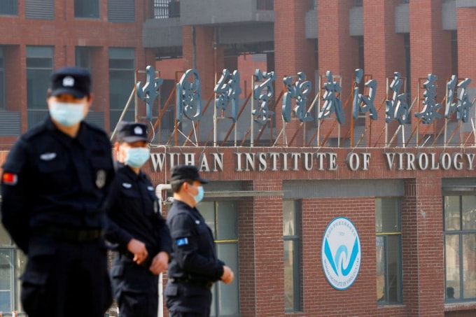 Nhân viên an ninh canh gác bên ngoài Viện Virus học Vũ Hán trong chuyến thăm của nhóm Tổ chức Y tế Thế giới (WHO) được giao nhiệm vụ điều tra nguồn gốc của COVID-19, ở Vũ Hán, tỉnh Hồ Bắc, Trung Quốc ngày 3 tháng 2 năm 2021 - Ảnh: Reuters