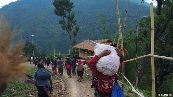 Người dân di tản vì giao tranh ở tây bắc Myanmar. Ảnh: Reuters