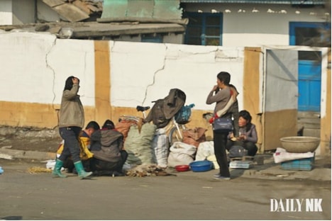 Những thương nhân người Triều Tiên bày bán hàng hóa bên lề một khu chợ ở Sunchon, tỉnh Nam Pyongan vào tháng 10/2018. (Nguồn: Daily NK Photo).
