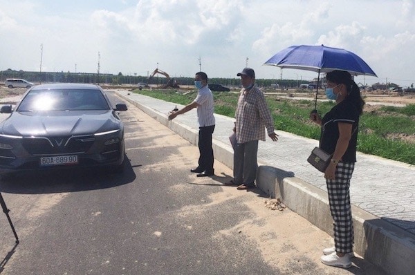 Người dân phản ánh mặt đường hẹp không đủ để ô tô tránh nhau.